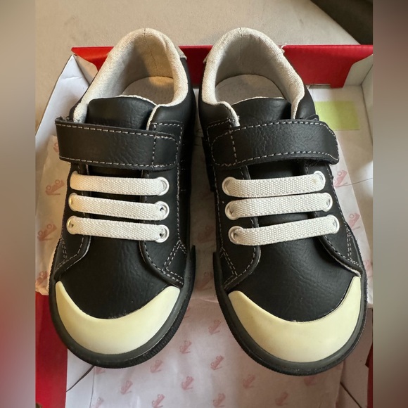 See Kai Run Lucci Black Leather/Gray Sneakers - Picture 3 of 5